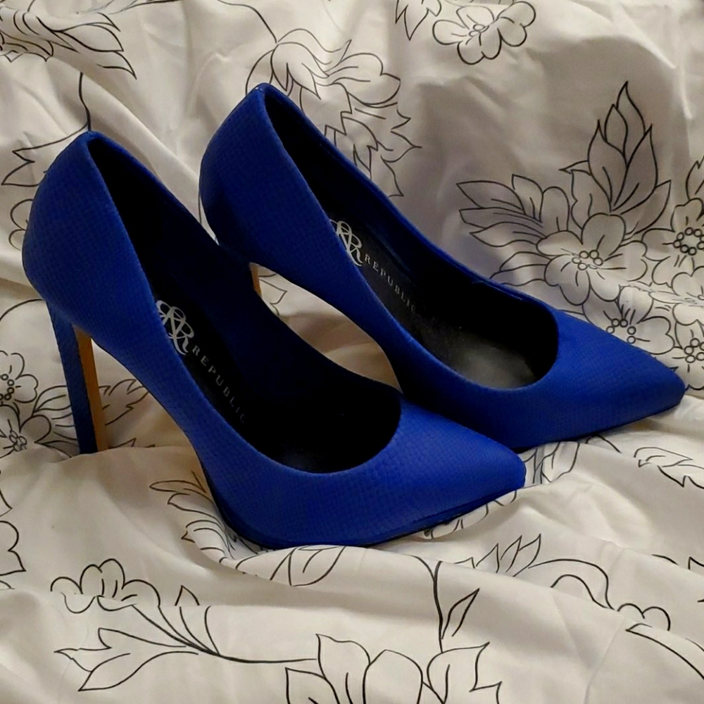 Rock & Republic blue heels never worn